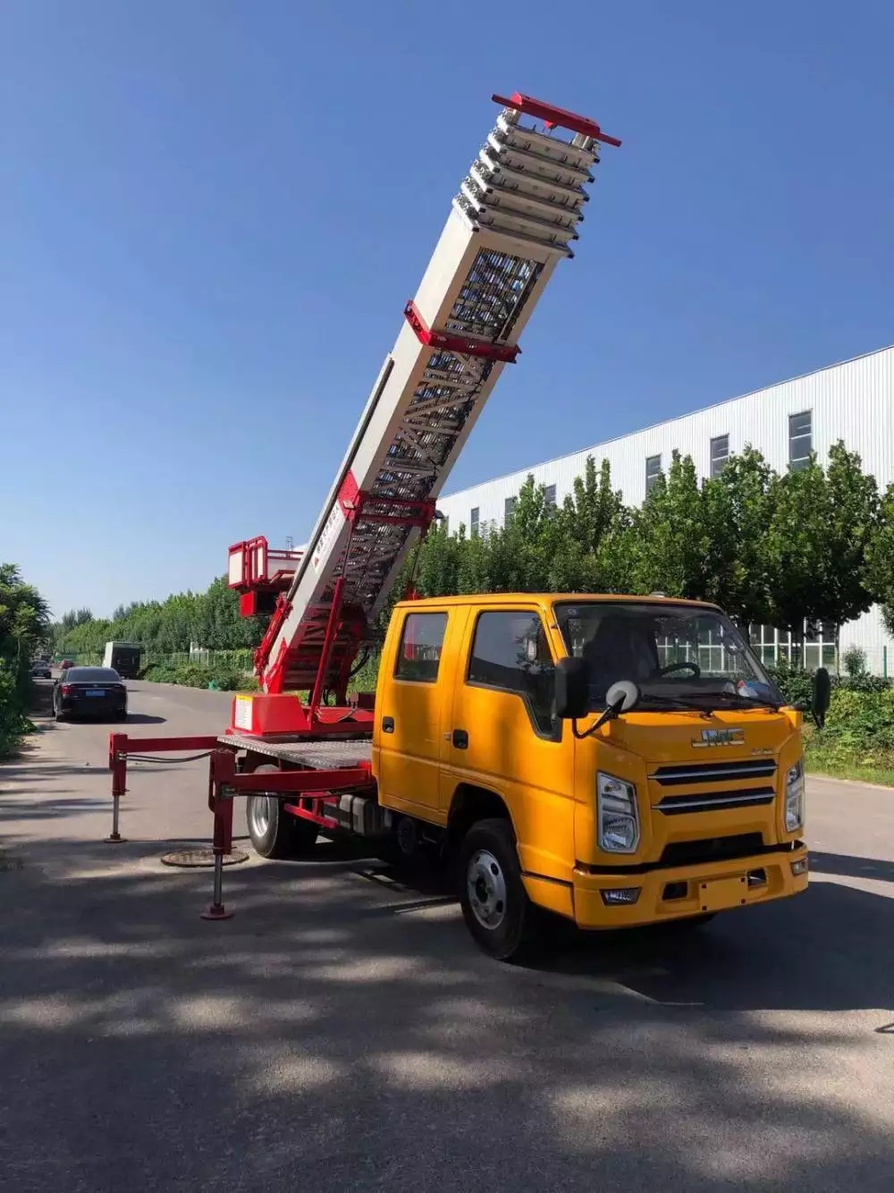 连南附近的云梯车出租服务：轻松解决高空作业需求